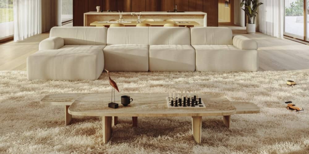 Vor einem Sofa steht ein Tischlein, auf welchem ein Schachbrett steht
